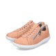 Orangene Rieker Damen Slipper 52826-38 mit Reißverschluss sowie Löcheroptik. Schuhpaar seitlich schräg.