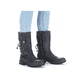 
Schieferblaue Rieker Damen Kurzstiefel Z4750-15 mit einer robusten Profilsohle. Schuh am Fuß