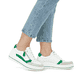 Weiße remonte Damen Sneaker D1C00-80 mit Reißverschluss sowie der Komfortweite G. Schuh am Fuß.