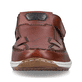 Braune Rieker Herren Slipper 08838-24 mit einem Klettverschluss sowie Ziernähten. Schuh von vorne.
