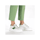 Weiße Rieker Damen Sneaker Low N5455-80 mit Reißverschluss sowie Schlangenmuster. Schuh am Fuß.
