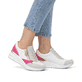 Graue vegane remonte Damen Sneaker D0T01-81 mit einem Reißverschluss. Schuh am Fuß.