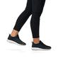 Schwarze waschbare Rieker Damen Sneaker Low 40101-00 mit flexibler Sohle. Schuh am Fuß.
