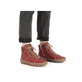 
Erdbeerrote Rieker Damen Schnürstiefel N1022-33 mit einer robusten Profilsohle. Schuh am Fuß