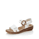 Weiße Rieker Damen Riemchensandalen 628Z3-80 mit einem Klettverschluss. Schuh seitlich schräg.