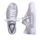 Metallische Rieker Damen Sneaker Low N49W1-90 mit Schnürung sowie geprägtem Logo. Schuh von oben, liegend.