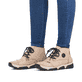 
Cremebeige Rieker Damen Schnürschuhe 45902-60 mit Schnürung sowie einer leichten Sohle. Schuh am Fuß