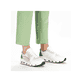 Weiße Rieker Damen Sneaker Low N5240-80 mit flexibler und ultra leichter Sohle. Schuh am Fuß.