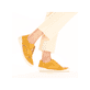 
Sonnenblumengelbe Rieker Damen Schnürschuhe 54511-68 mit einer robusten Profilsohle. Schuh am Fuß