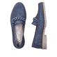 Blaue Rieker Damen Loafer 51863-10 mit Elastikeinsatz sowie modischer Kette. Schuh von oben, liegend.