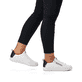 Weiße Rieker Damen Sneaker Low 41906-80 mit super leichter und flexibler Sohle. Schuh am Fuß.