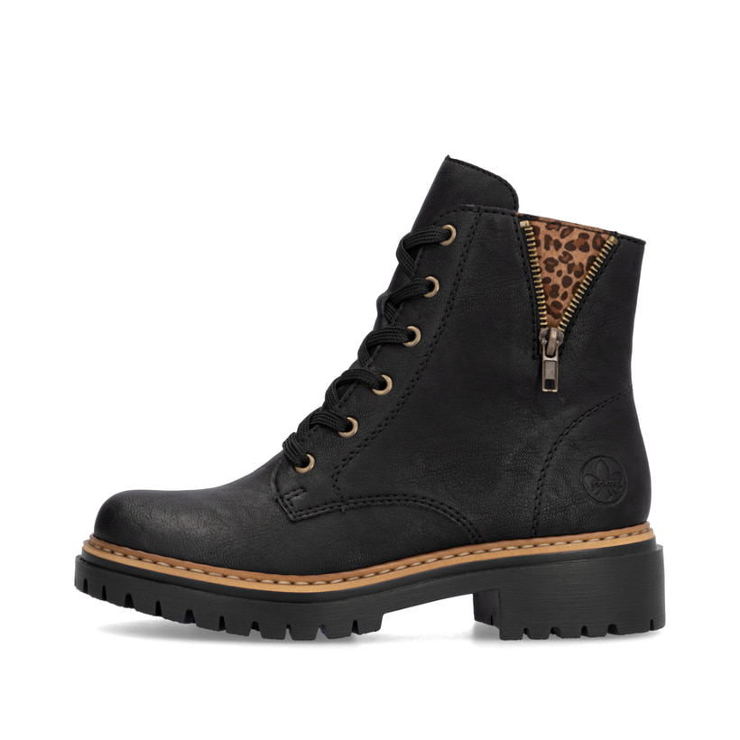 Schwarze Rieker Damen Biker Boots 72617-00 mit Animal-Print sowie Reißverschluss. Schuh Außenseite.