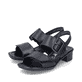 Schwarze Rieker Riemchensandaletten 62663-01 mit einem Klettverschluss. Schuhpaar seitlich schräg.