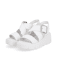Weiße Rieker Keilsandaletten W1550-80 mit flexibler und ultra leichter Sohle. Schuhpaar seitlich schräg.