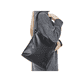 Rieker Damen Handtasche H1033-00 in Tiefschwarz aus Kunstleder mit Reißverschluss. Handtasche getragen.