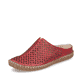 Rote Rieker Damen Clogs M2885-35 in Löcheroptik sowie einer griffigen Sohle. Schuh seitlich schräg.