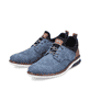 Denimblaue Rieker Herren Slipper 14450-14 mit einer Gummischnürung. Schuhpaar seitlich schräg.