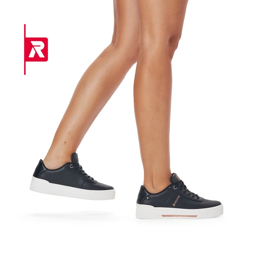 Nachtschwarze Rieker EVOLUTION Damen Sneaker W0702-00 mit einer robusten Profilsohle. Schuh am Fuß.