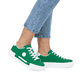 Grüne Rieker Damen Sneaker Low N49W1-52 mit Schnürung sowie Logo an der Seite. Schuh am Fuß.