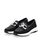 Schwarze Rieker Damen Loafer W1303-00 mit abriebfester Sohle. Schuhpaar seitlich schräg.