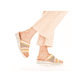 
Mehrfarbige Rieker Damen Pantoletten V02A8-90 mit einer leichten Sohle mit Keilabsatz. Schuh am Fuß