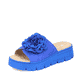 Blaue Rieker Damen Pantoletten V1052-14 mit Klettverschluss sowie Dekoblume. Schuh seitlich schräg.