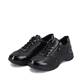 
Glanzschwarze remonte Damen Sneaker D0G09-01 mit Schnürung und Reißverschluss. Schuhpaar schräg.