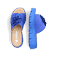 Blaue Rieker Damen Pantoletten V1052-14 mit Klettverschluss sowie Dekoblume. Schuh von oben, liegend.