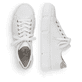 Reinweiße Rieker Damen Sneaker Low N59W1-80 mit einer Schnürung. Schuh von oben, liegend.