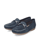 Blaue Rieker Damen Loafer 40253-14 in Löcheroptik sowie schmaler Passform E 1/2. Schuhpaar seitlich schräg.