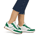 Weiße Rieker Damen Sneaker Low W1302-80 mit einer abriebfesten Sohle. Schuh am Fuß.