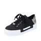 Schwarze Rieker Damen Sneaker Low N4931-00 mit Schnürung sowie goldenen Ösen. Schuh seitlich schräg.