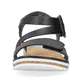 Schwarze Rieker Keilsandaletten V3660-02 mit einem Klettverschluss. Schuh von vorne.