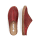 Rote Rieker Damen Clogs M2885-35 in Löcheroptik sowie einer griffigen Sohle. Schuh von oben, liegend.