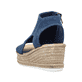 Schieferblaue vegane Rieker Keilsandaletten 68791-12 mit einem Reißverschluss. Schuh von hinten.