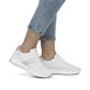Weiße Rieker Damen Sneaker Low W1301-80 mit strapazierfähiger Sohle. Schuh am Fuß.