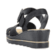 Schwarze Rieker Keilsandaletten 67463-00 mit einem Klettverschluss. Schuh von hinten.