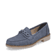 Blaue Rieker Damen Loafer 51863-10 mit Elastikeinsatz sowie modischer Kette. Schuh seitlich schräg.