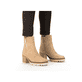 
Sandbeige Rieker Damen Stiefeletten Y9060-60 mit einer Profilsohle mit Blockabsatz. Schuh am Fuß