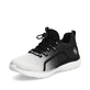 Schwarze Rieker Damen Slipper M5055-00 mit ultra leichter und flexibler Sohle. Schuh seitlich schräg.