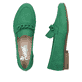 Grasgrüne Rieker Damen Loafer 51999-52 mit Elastikeinsatz sowie modischer Kette. Schuh von oben, liegend.
