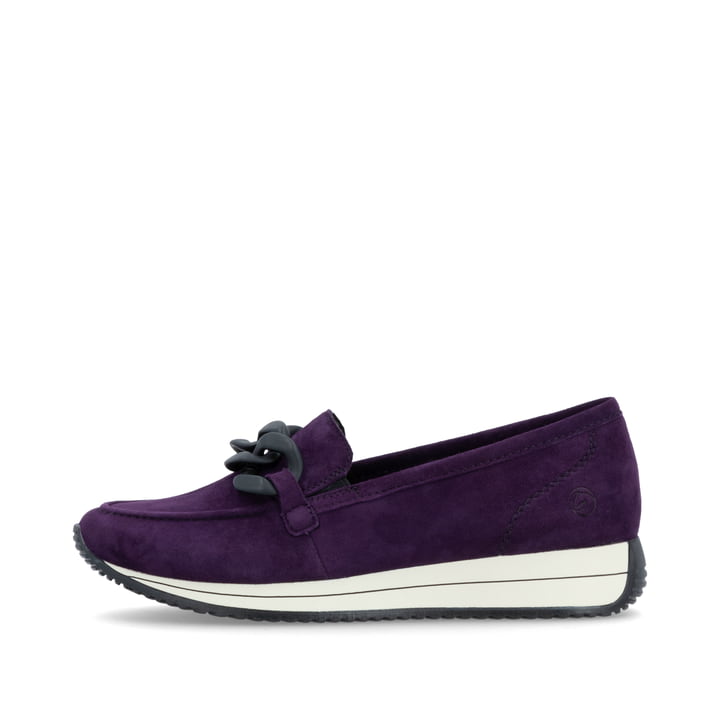 Auberginefarbene remonte Damen Loafer D0H10-30 mit grobgliedrigem Kettenelement. Schuh Außenseite.