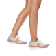 
Regenbogenfarbene Rieker Damen Slipper N4270-90 mit einer schockabsorbierenden Sohle. Schuh am Fuß