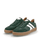 Grüne Rieker Herren Sneaker Low U0707-54 im Retro-Look mit weißen Streifen an der Seite sowie einer Schnürung. Schuhpaar seitlich schräg.
