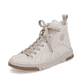 Beige Rieker Damen Sneaker High N3944-80 mit Reißverschluss sowie geprägtem Logo. Schuh seitlich schräg.