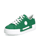 Grüne Rieker Damen Sneaker Low N49W1-52 mit Schnürung sowie Logo an der Seite. Schuh seitlich schräg.