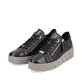 Schwarze Rieker Damen Sneaker Low W0504-00 mit einer Plateausohle. Schuhpaar seitlich schräg.