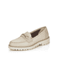 Beige Rieker Damen Loafer 54862-80 mit Elastikeinsatz sowie goldenem Accessoire. Schuh seitlich schräg.