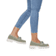 
Mintgrüne Rieker Damen Loafers M3867-52 mit einer schockabsorbierenden Plateausohle. Schuh am Fuß