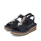 Schwarze Rieker Keilsandaletten 62949-00 mit einem Elastikeinsatz. Schuhpaar seitlich schräg.
